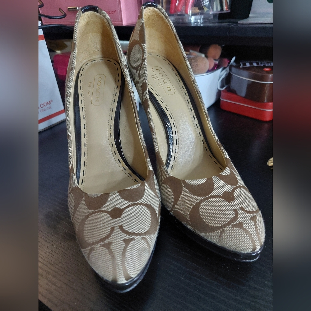 Coach Tan Heels with Signature Monogram - Picture 12 of 13